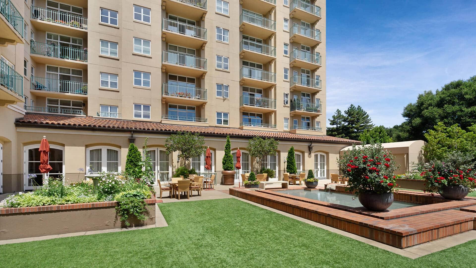 Peninsula Regent Exterior