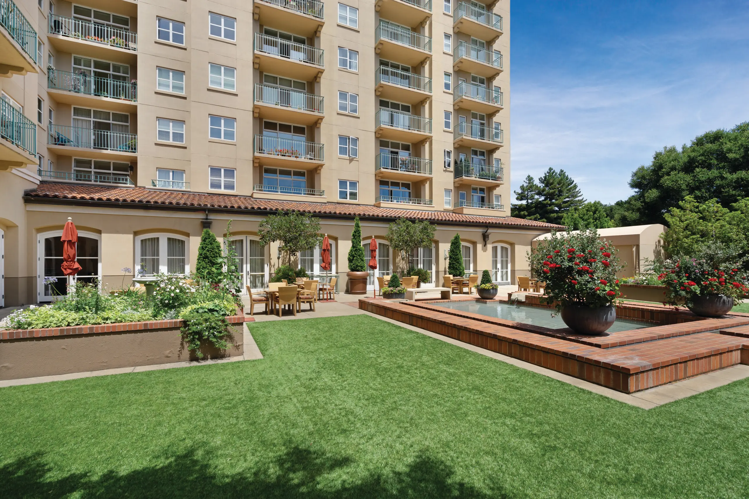 The Peninsula Regent exterior courtyard